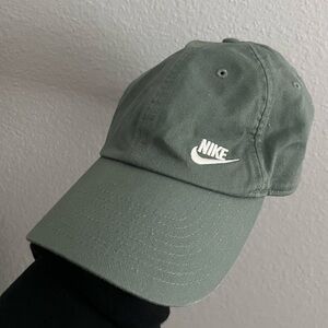 Women’s green nike hat